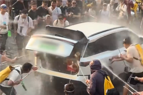 广汽丰田回应车主爱车被强开车门泼水:经检测三电系统及电路一切正常