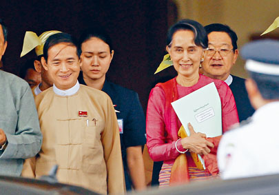 温敏与昂山素姬一起步出国会。 温敏与昂山素姬一起步出国会。