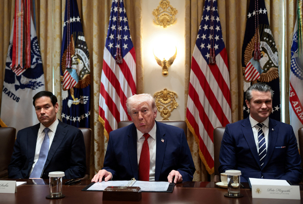 美国总统特朗普在18日上午召集白宫战情室会议,讨论有关霍尔木兹海峡新一轮危机以及与伊朗的谈判情况。图为特朗普上月召开内阁会议画面。 美国总统特朗普在18日上午召集白宫战情室会议,讨论有关霍尔木兹海峡新一轮危机以及与伊朗的谈判情况。图为特朗普上月召开内阁会议画面。