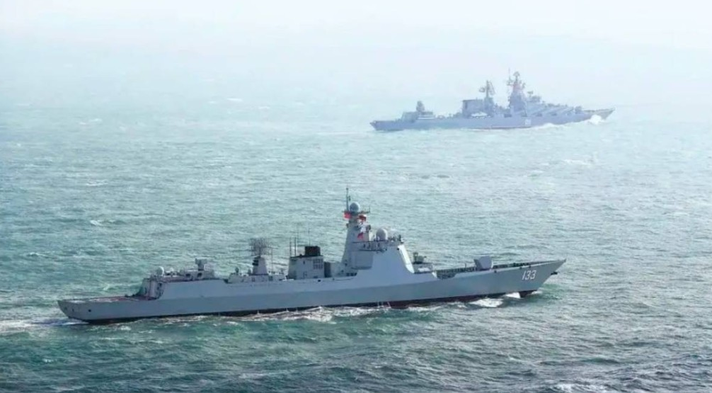 “包头号”导弹驱逐舰(舷号133)编队,过航横当水道。示意图 “包头号”导弹驱逐舰(舷号133)编队,过航横当水道。示意图