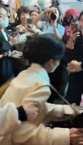 赵雅芝被粉丝出手推倒。 赵雅芝被粉丝出手推倒。