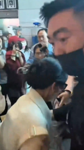 幸好赵雅芝被保安及工作人员及时扶起。 幸好赵雅芝被保安及工作人员及时扶起。