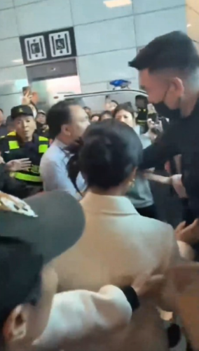 保安及工作人员保护赵雅芝,场面极度混乱。 保安及工作人员保护赵雅芝,场面极度混乱。