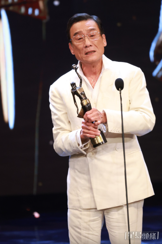 影帝梁家輝在台上深情告白:“多謝佢(太太江嘉年),佢忍咗我44年喇!” 影帝梁家輝在台上深情告白:“多謝佢(太太江嘉年),佢忍咗我44年喇!”