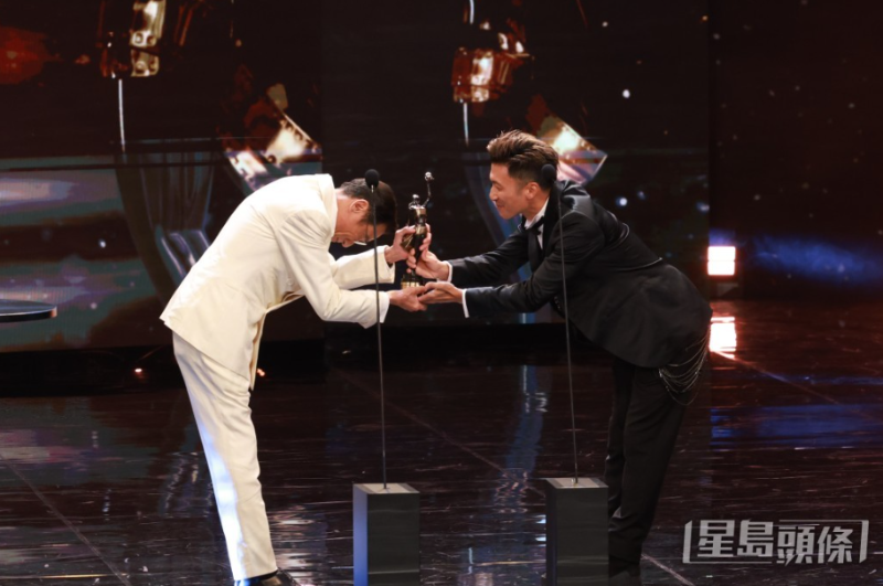 梁家辉凭借《捕风追影》中的精湛演出,第五度荣登金像奖影帝宝座。 梁家辉凭借《捕风追影》中的精湛演出,第五度荣登金像奖影帝宝座。