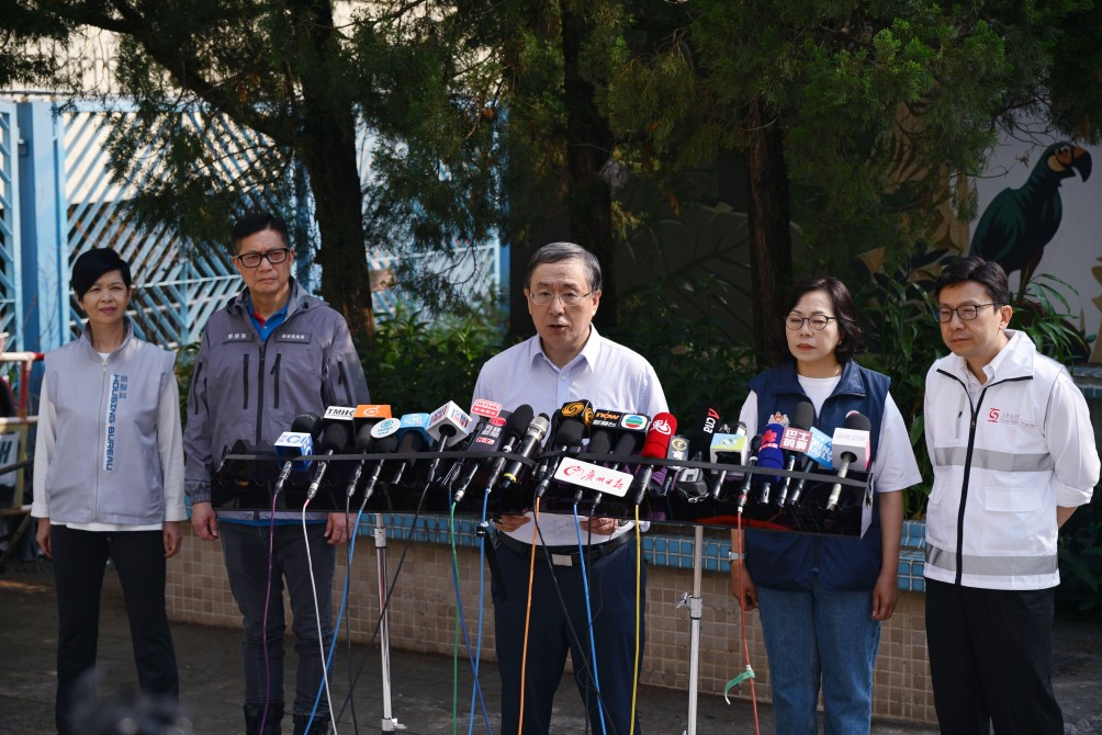 政务司副司长卓永兴(中)。 政务司副司长卓永兴(中)。