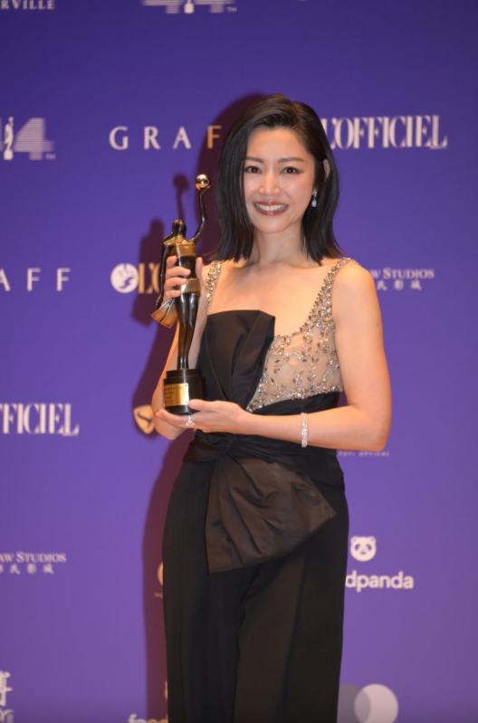 卫诗雅凭《再见UFO》获“最佳女配角”,同时夺“最佳衣着奖”。 卫诗雅凭《再见UFO》获“最佳女配角”,同时夺“最佳衣着奖”。