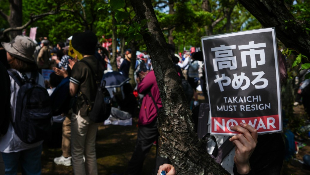 东京逾3万人国会前示威 东京逾3万人国会前示威