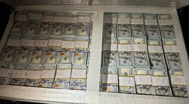 美国检察官埃赛利在X平台上发放一张大捆现钞的照片。 @USAttyEssayli 、 X 美国检察官埃赛利在X平台上发放一张大捆现钞的照片。 @USAttyEssayli 、 X