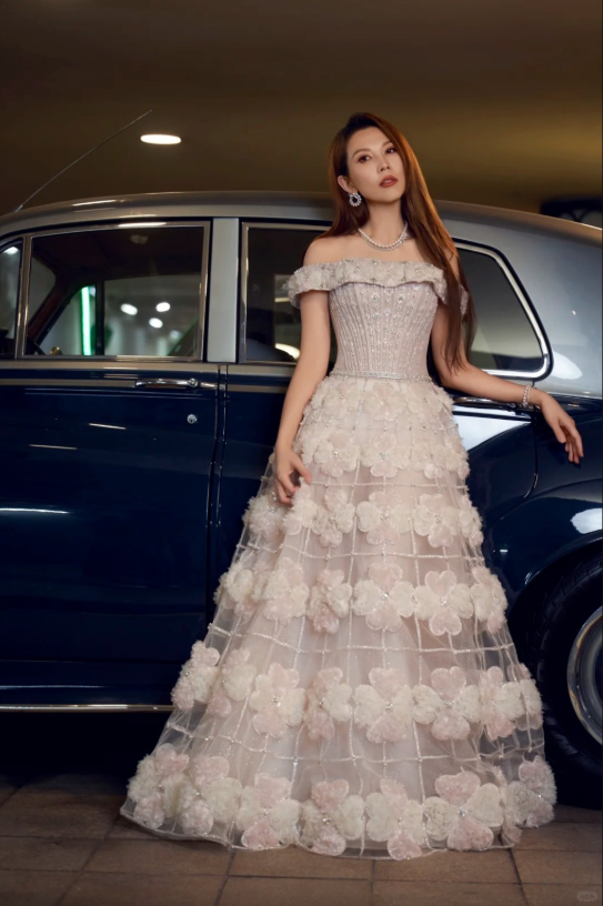 近日蔡少芬分享自己的靓相,52岁零皱纹,被赞冻龄。。 近日蔡少芬分享自己的靓相,52岁零皱纹,被赞冻龄。。