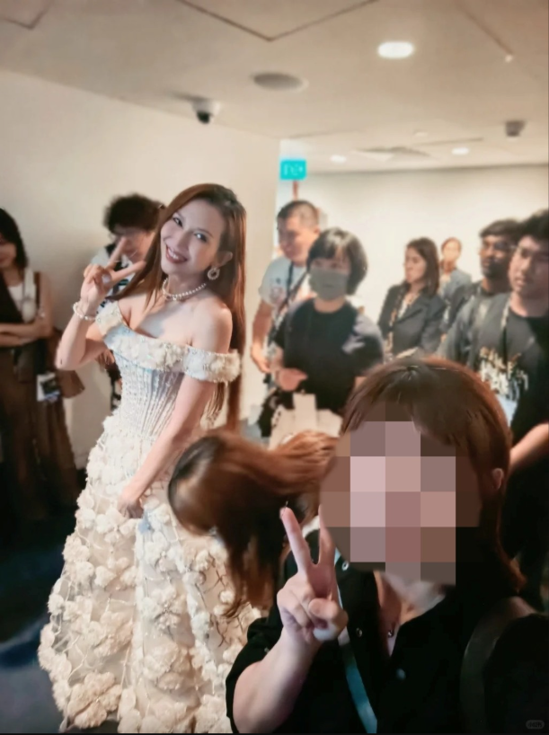 路人视角出卖了蔡少芬,真实容貌曝光。 路人视角出卖了蔡少芬,真实容貌曝光。