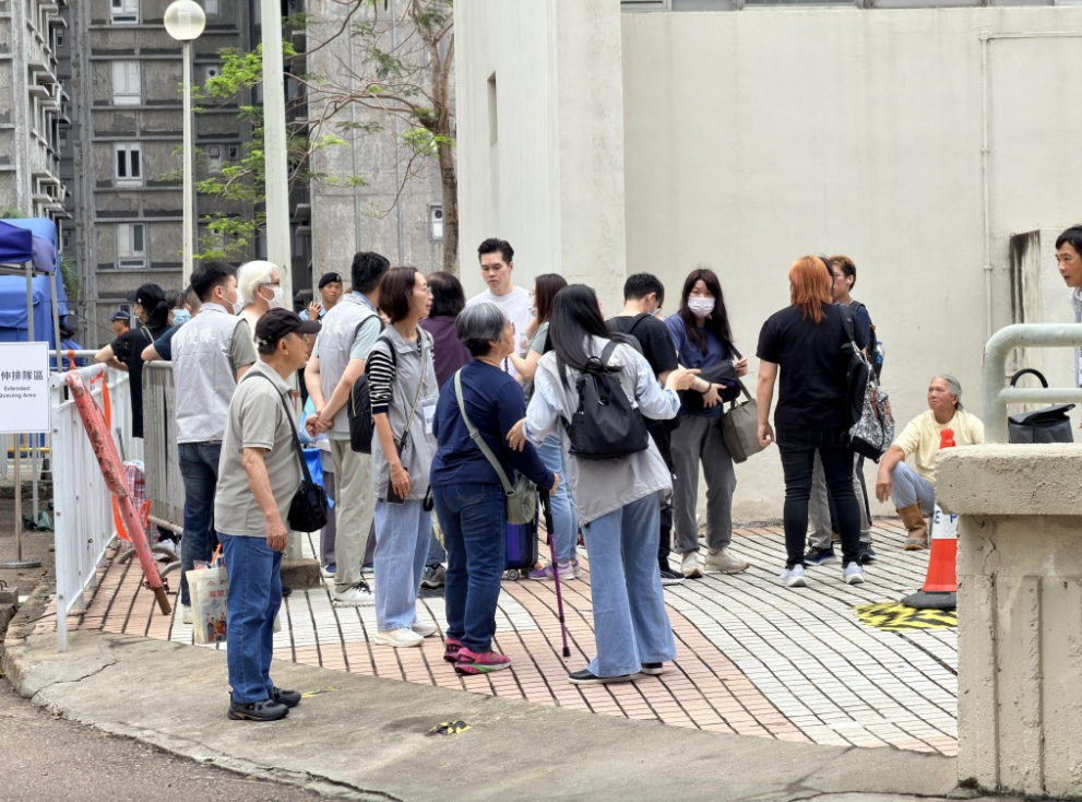 宏新阁居民第二日上楼执拾个人物品。 宏新阁居民第二日上楼执拾个人物品。