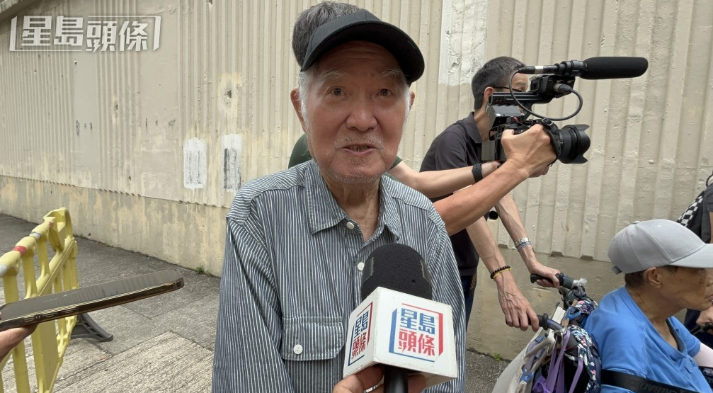 从事西装裁缝数十年的麦先生,希望取回部分由他亲手缝制的西装。 从事西装裁缝数十年的麦先生,希望取回部分由他亲手缝制的西装。