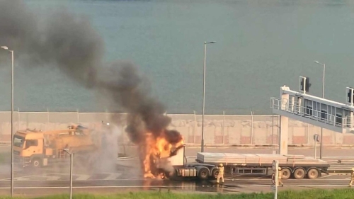 港珠澳大桥香港连接路拖头陷火海 港珠澳大桥香港连接路拖头陷火海
