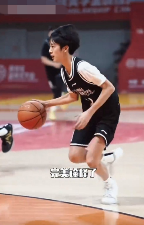 14岁的“等等”,身高已经有180cm。 14岁的“等等”,身高已经有180cm。