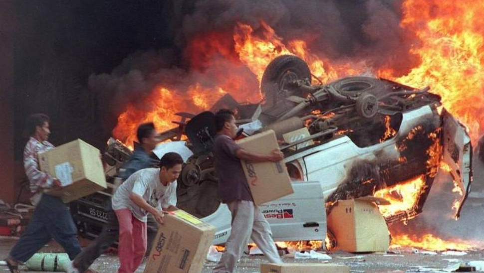 1998年印尼暴民在雅加达焚烧汽车及抢掠华人商铺。 1998年印尼暴民在雅加达焚烧汽车及抢掠华人商铺。