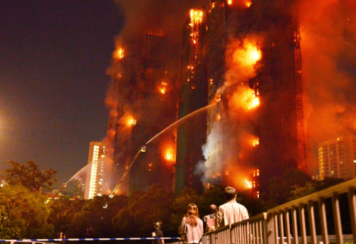 殉职消防何伟豪装备散落火场走廊 殉职消防何伟豪装备散落火场走廊