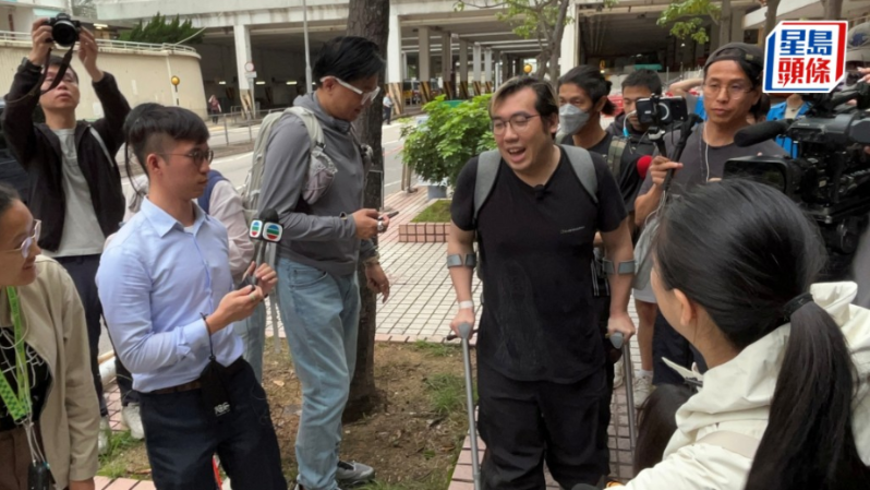 意外受伤的郭先生撑着拐杖上楼执拾。 意外受伤的郭先生撑着拐杖上楼执拾。