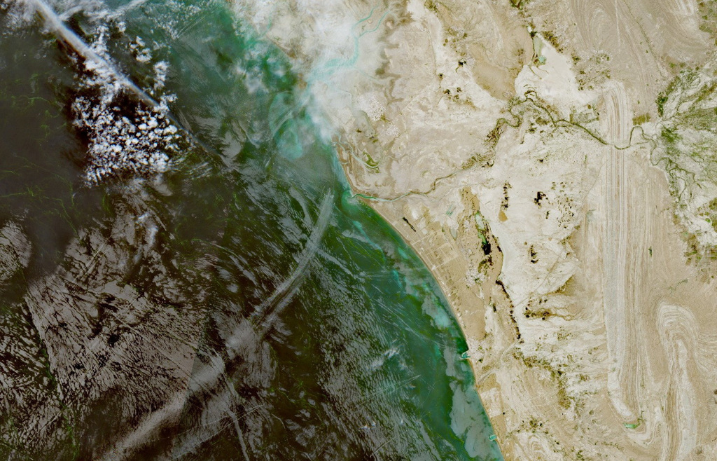 卫星影像22日显示,在伊朗霍尔木兹海峡以北海域,有一支小型船队在航行。 卫星影像22日显示,在伊朗霍尔木兹海峡以北海域,有一支小型船队在航行。