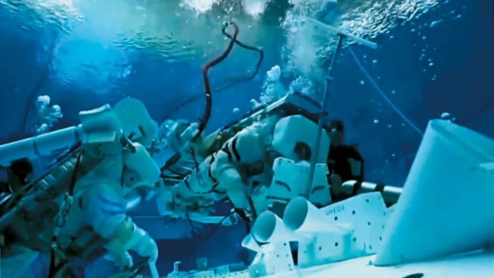 两巴基斯坦航天员抵华受训 两巴基斯坦航天员抵华受训