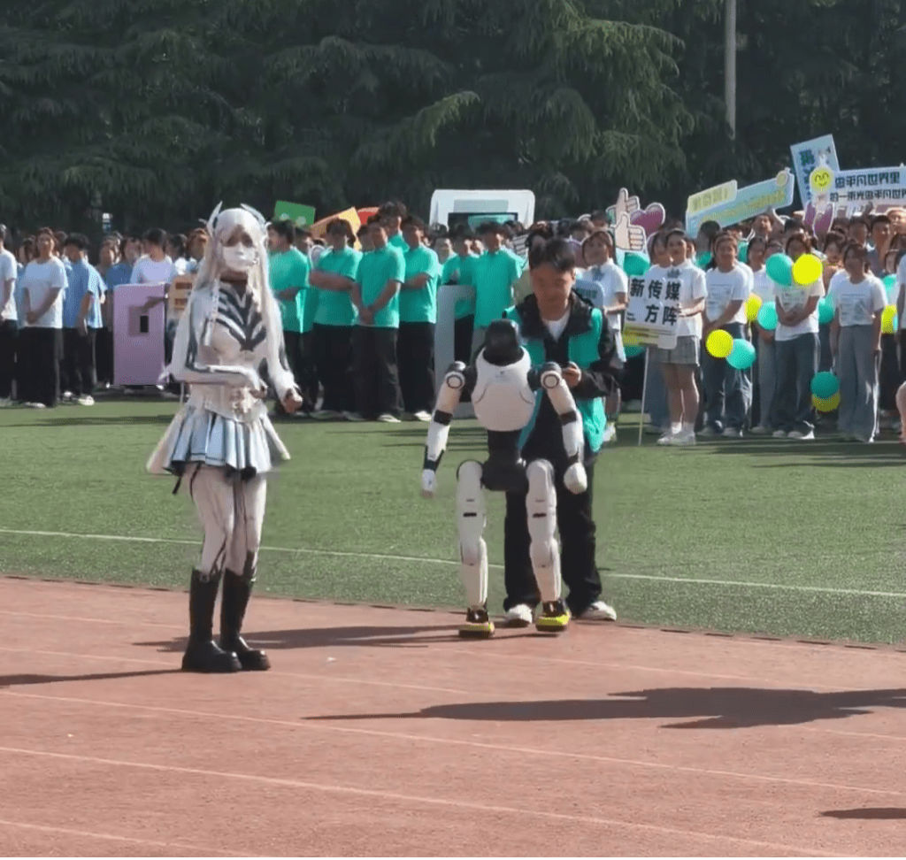 工作人员为女生解围。 工作人员为女生解围。