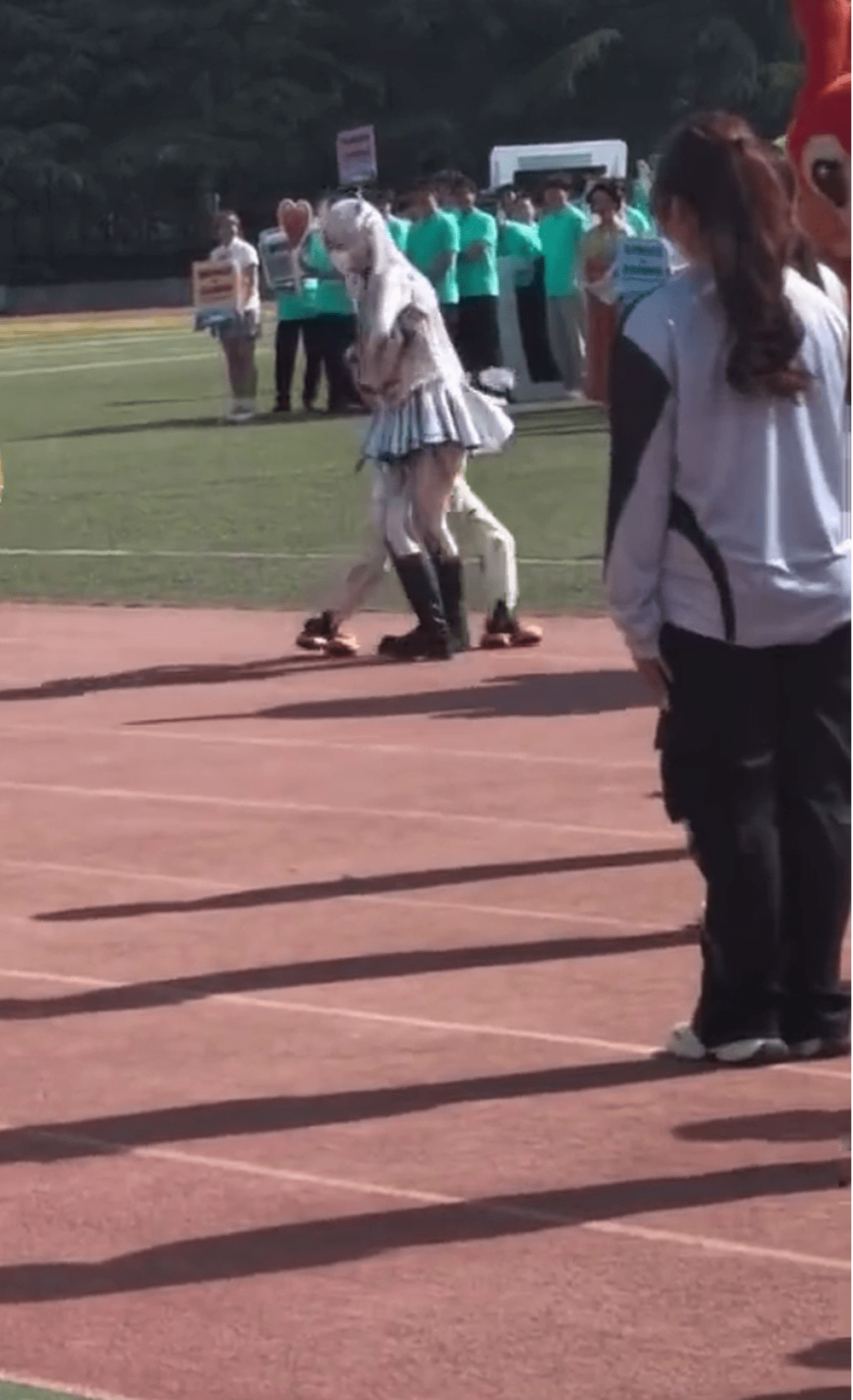 演变成女学生与机器人角力。 演变成女学生与机器人角力。