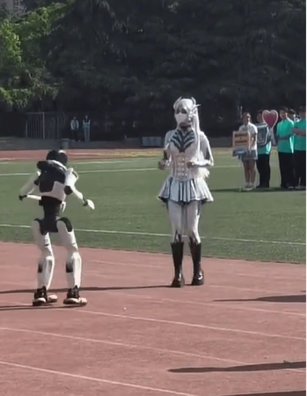 机械人突然转身。 机械人突然转身。