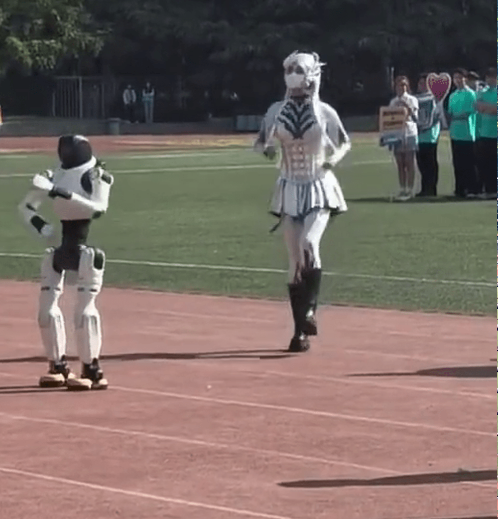 原先机器人与学生一起共舞。 原先机器人与学生一起共舞。