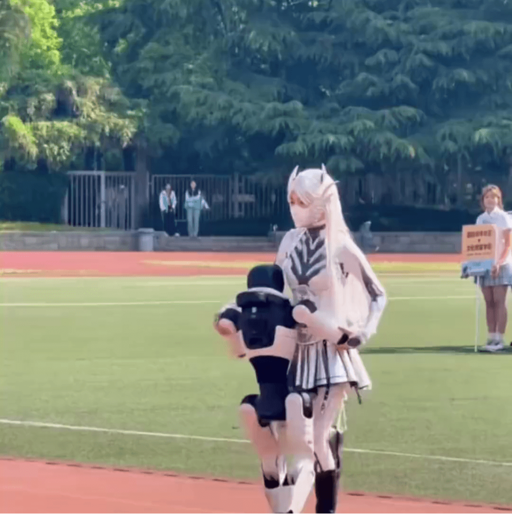 机器人失控“熊抱”女学生惹虚惊。 机器人失控“熊抱”女学生惹虚惊。