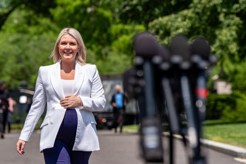 莱维特透露这胎怀女婴。 莱维特透露这胎怀女婴。