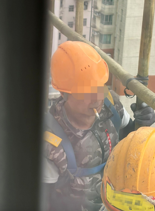 棚工在工作时正在吸烟,引起广泛关注 棚工在工作时正在吸烟,引起广泛关注