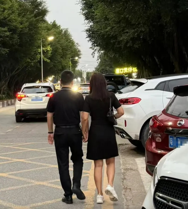 李敏和张勇两人在街头牵手而行。 李敏和张勇两人在街头牵手而行。