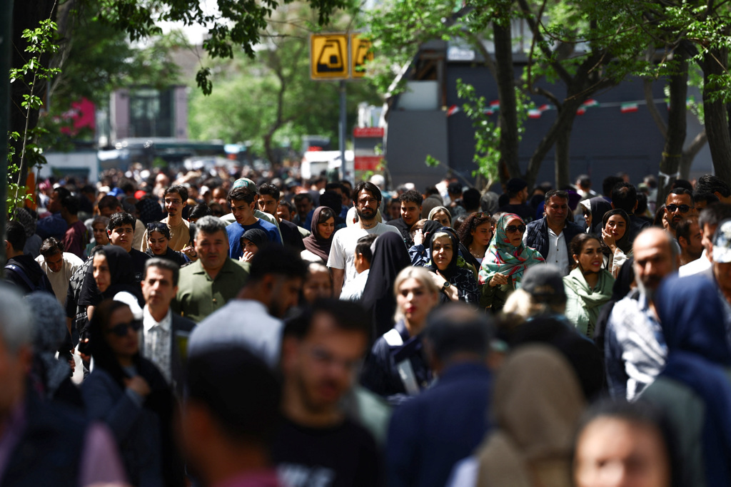 与美国交战导致伊朗民众得面对物价上涨与失业率飙升的压力。图为近日首都德黑兰的市场景象。 与美国交战导致伊朗民众得面对物价上涨与失业率飙升的压力。图为近日首都德黑兰的市场景象。