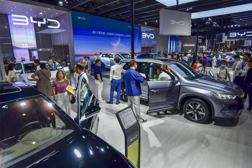 “真不敢相信美国禁售这款车!”美国大V带团逛北京车展惊呼:3万美元就有冰箱大荧幕。 “真不敢相信美国禁售这款车!”美国大V带团逛北京车展惊呼:3万美元就有冰箱大荧幕。