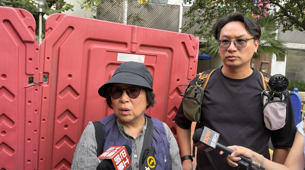 何女士指业主不允许她亲身上楼执拾,只能交由身旁的儿子代劳。 何女士指业主不允许她亲身上楼执拾,只能交由身旁的儿子代劳。
