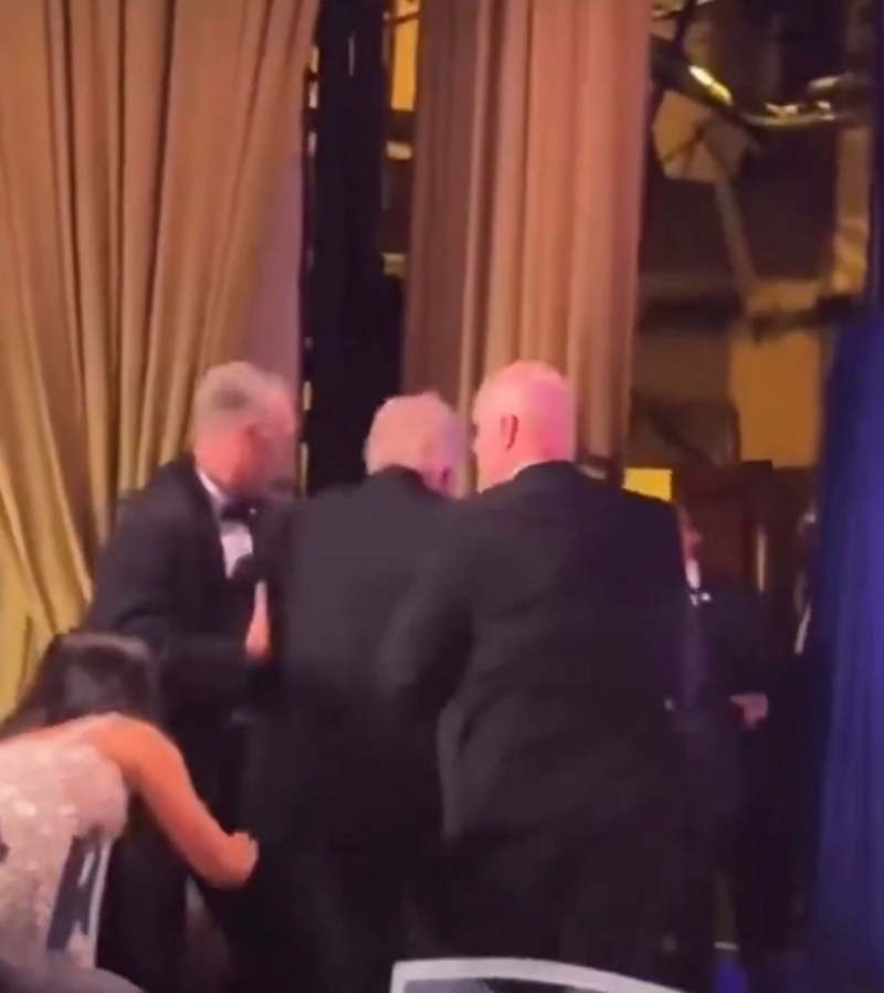 姜伟嘉一度企图绕过特朗普逃生但失败。 姜伟嘉一度企图绕过特朗普逃生但失败。