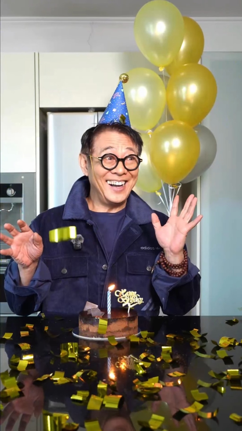 李连杰举动好“少女味”浓。 李连杰举动好“少女味”浓。