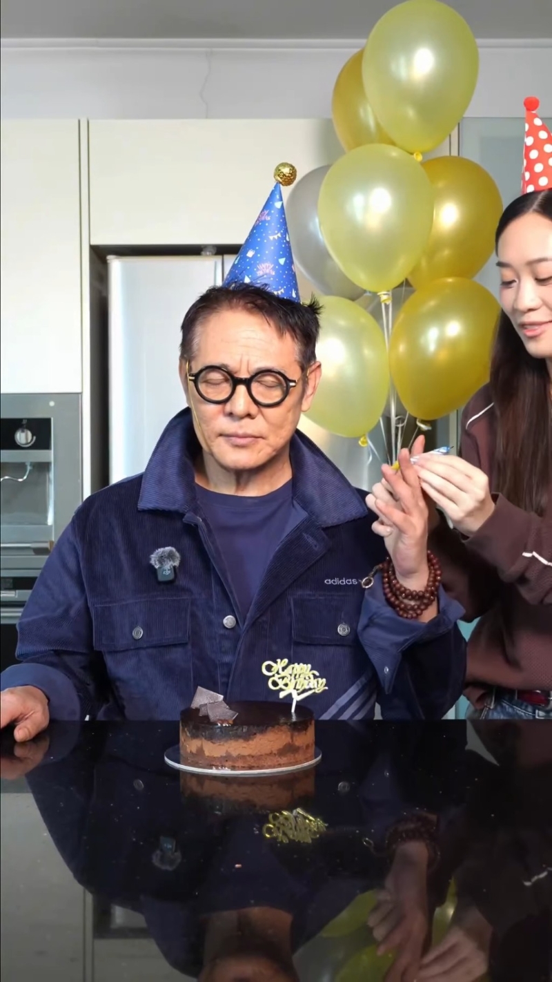 Jada将蜡烛插在父亲李连杰的手指之间。 Jada将蜡烛插在父亲李连杰的手指之间。