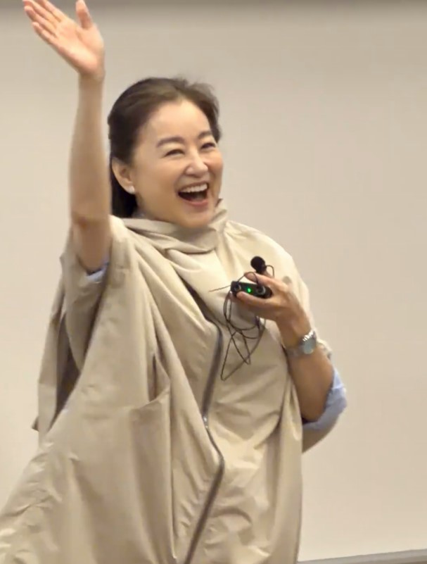 林青霞非常亲切。 林青霞非常亲切。