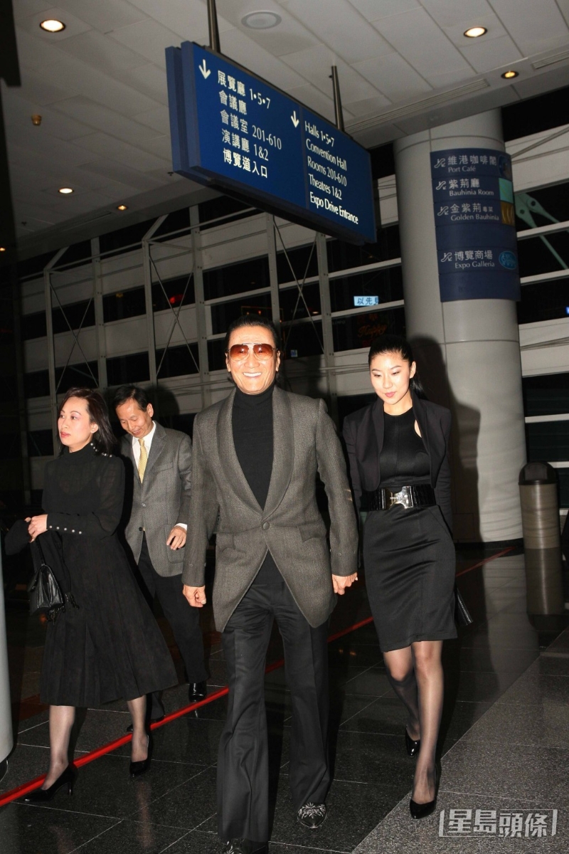 谢贤于2005年69岁时谱“爷孙恋”,恋上年差49岁的上海女友CoCo。 谢贤于2005年69岁时谱“爷孙恋”,恋上年差49岁的上海女友CoCo。