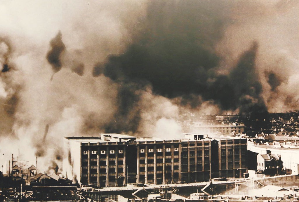 图为1937年松沪会战期间,四行仓库周围硝烟弥漫。 图为1937年松沪会战期间,四行仓库周围硝烟弥漫。
