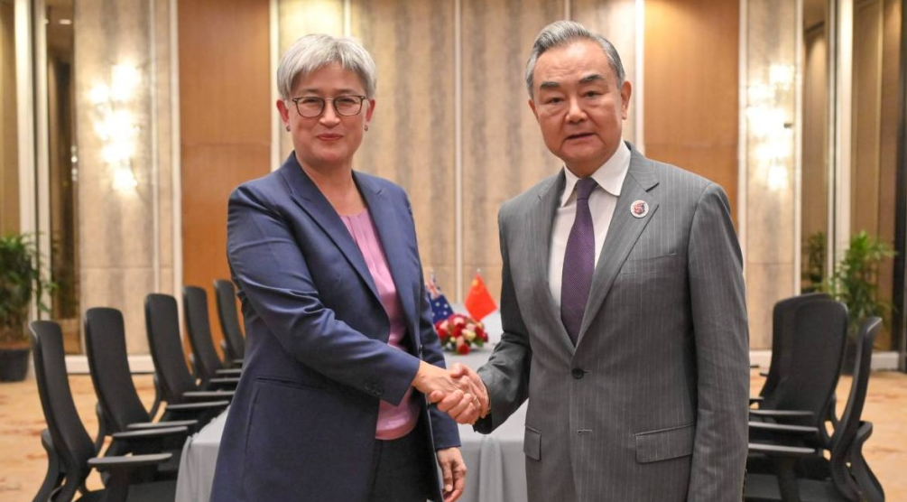 澳洲外长黄英贤去年于吉隆坡与中国外长王毅会面。 澳洲外长黄英贤去年于吉隆坡与中国外长王毅会面。