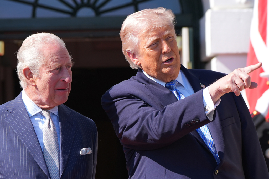 美国总统特朗普(Donald Trump)与英国国王查尔斯三世(Charles III)于2026年4月27日周一在华盛顿白宫交谈。 美国总统特朗普(Donald Trump)与英国国王查尔斯三世(Charles III)于2026年4月27日周一在华盛顿白宫交谈。