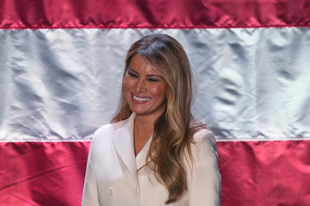 美国第一夫人梅拉尼娅(Melania Trump)于2026年4月23日周四在华盛顿出席第113届年度第一夫人午宴时微笑。 美国第一夫人梅拉尼娅(Melania Trump)于2026年4月23日周四在华盛顿出席第113届年度第一夫人午宴时微笑。