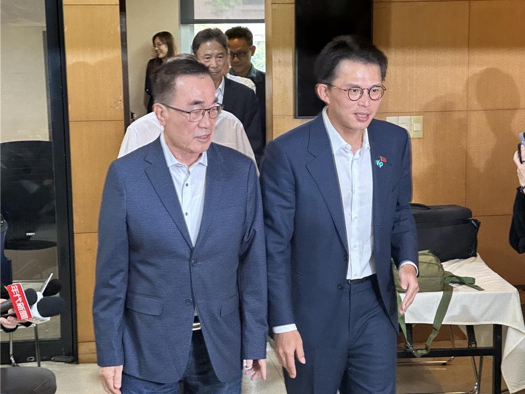 蓝白今(28日)公布新北市长民调结果,由国民党推派的李四川(左)获胜 蓝白今(28日)公布新北市长民调结果,由国民党推派的李四川(左)获胜