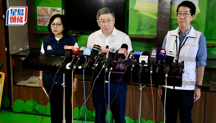 政务司副司长卓永兴(中)和民政及青年事务局局长麦美娟等会见传媒。 政务司副司长卓永兴(中)和民政及青年事务局局长麦美娟等会见传媒。