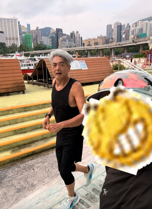 周润发近日在北角东岸板道跑步,被网民拍照并放上小红书,想不到引起他肌肉流失的讨论。 周润发近日在北角东岸板道跑步,被网民拍照并放上小红书,想不到引起他肌肉流失的讨论。