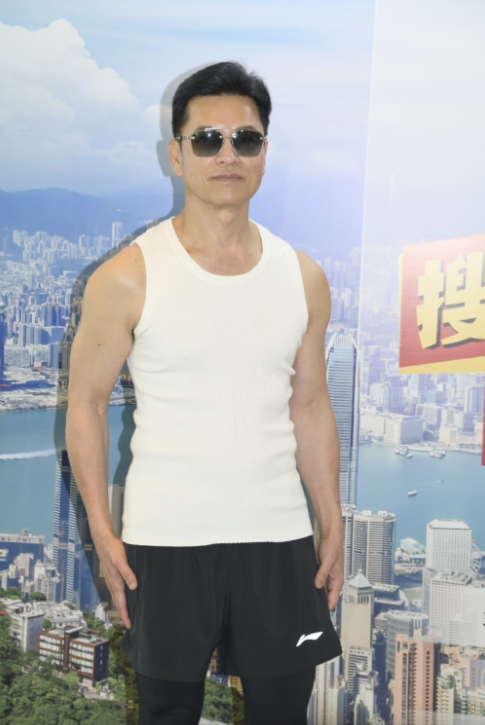 网民将周润发跟69岁的吕良伟比较,指吕良伟外貌更加年青。 网民将周润发跟69岁的吕良伟比较,指吕良伟外貌更加年青。
