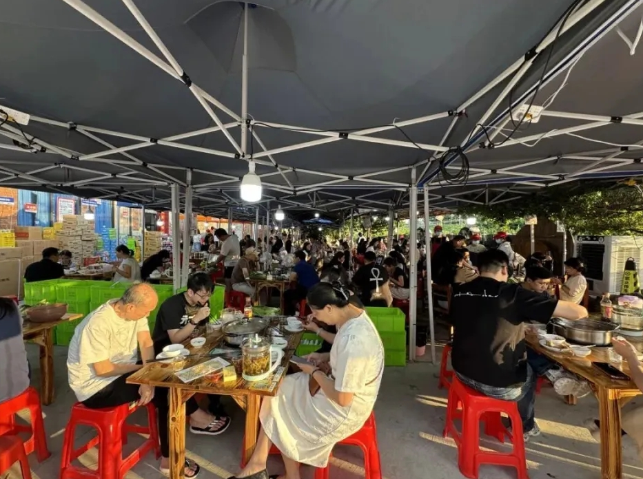 莫氏鸡煲座无虚席。 莫氏鸡煲座无虚席。