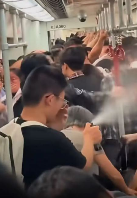 广州地铁有男子在车厢内乱喷辣椒水,造成混乱。 广州地铁有男子在车厢内乱喷辣椒水,造成混乱。